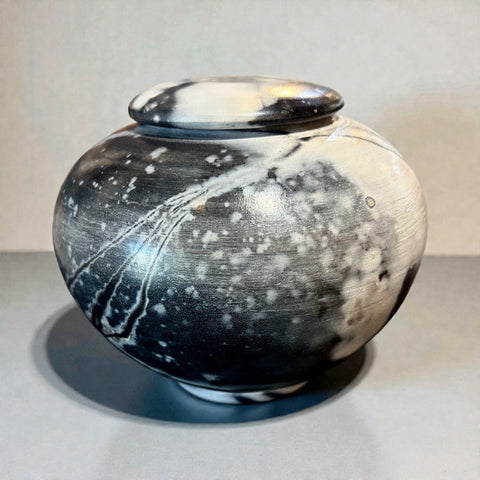 Black nature Urn